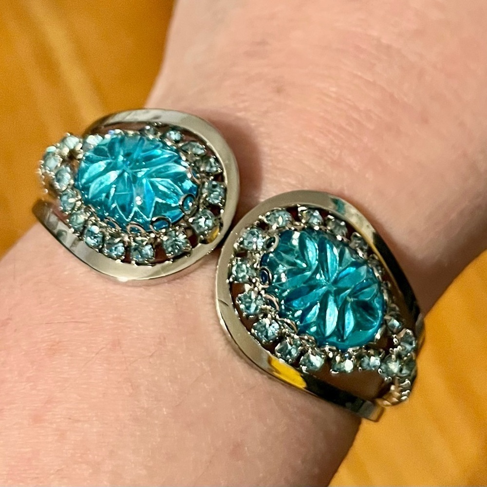 Judy Lee Vintage Blue Glass Starburst Clamper Bangle Bracelet Rhinestone Glamour